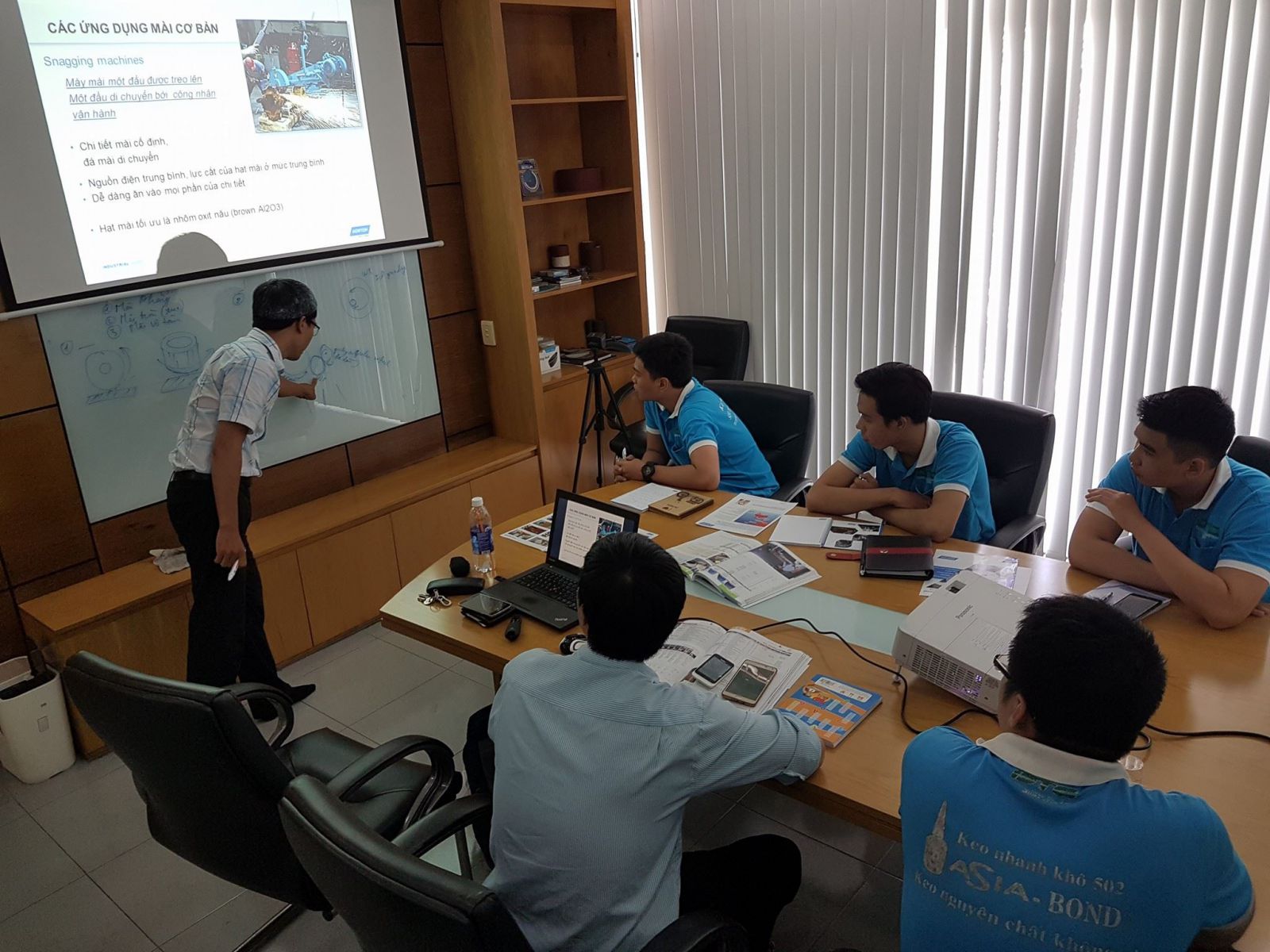 buoi-huan-luyen-kien-thuc-ve-nganh-nham-do-hang-norton-usa-cho-bo-phan-sale-to-chuc-tai-van-phong-cty-dung-tien