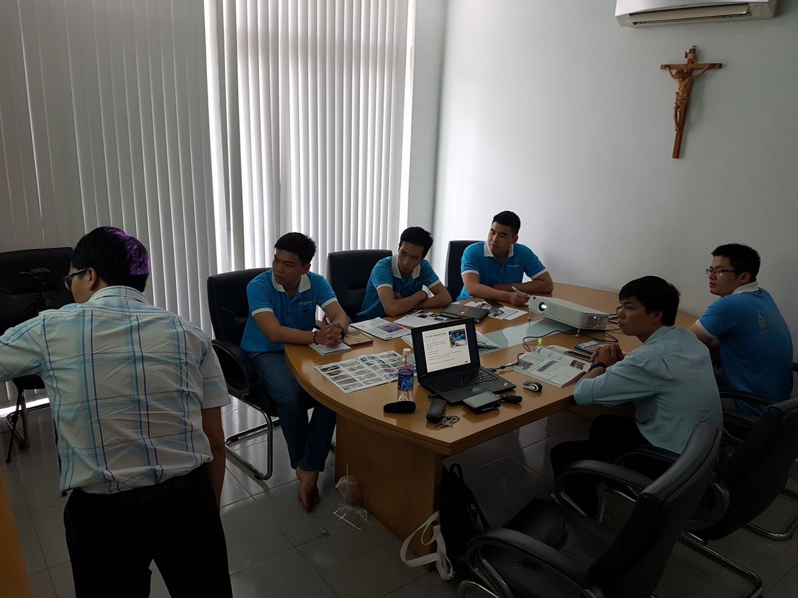 buoi-huan-luyen-kien-thuc-ve-nganh-nham-do-hang-norton-usa-cho-bo-phan-sale-to-chuc-tai-van-phong-cty-dung-tien