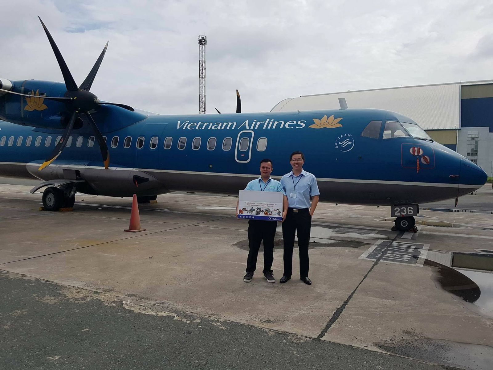 giay-nham-dung-tien-tu-hao-la-nha-cung-cap-cac-loai-giay-nham-va-vat-lieu-mai-mon-cao-cap-cho-tan-son-nhat-airport
