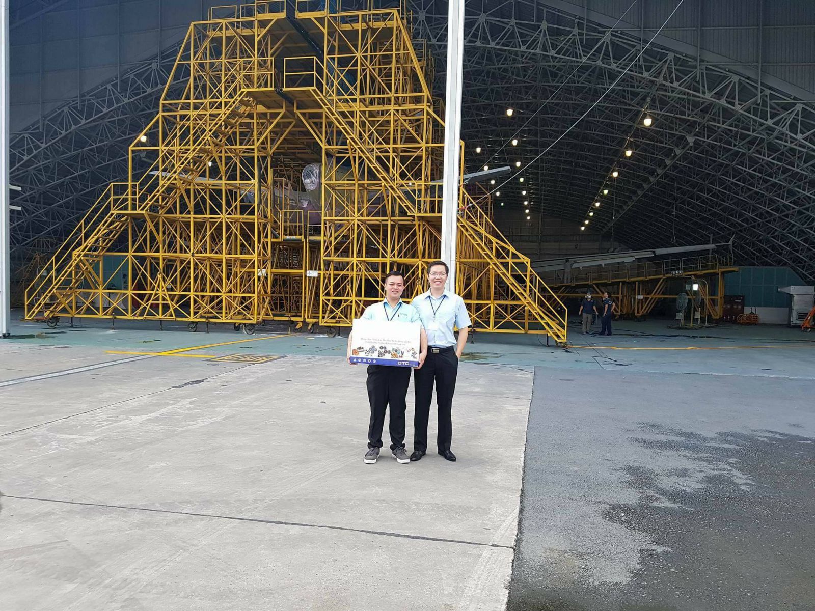 giay-nham-dung-tien-tu-hao-la-nha-cung-cap-cac-loai-giay-nham-va-vat-lieu-mai-mon-cao-cap-cho-tan-son-nhat-airport
